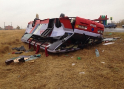 На трассе Цимлянск - Волгодонск перевернулся пассажирский автобус - 6 человек серьезно пострадали