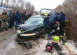 ВАЗ превратился в груду металла после ДТП на автодороге Ростов-Волгодонск, три человека пострадали 