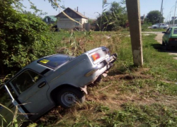 Молодая мать с неестественным цветом волос и ее двухлетняя дочь вылетели на «Жигулях» на «встречку» на въезде в Волгодонск