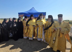 Десятки человек приняли участие в Божественной литургии на месте Бекреневского монастыря