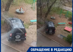 «Может увидит, может поймет»: теперь во дворе дома Ленинградская,1 паркуются на детской площадке