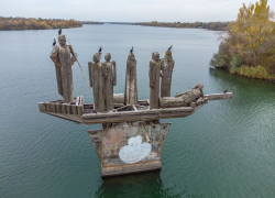 42 года исполнилось скульптурной композиции «Стенька Разин со товарищи на ладье» 