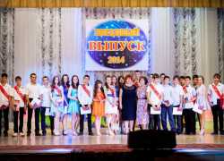В Волгодонске девятиклассники получили аттестаты зрелости - фоторепортаж из школы №9