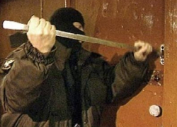 В Волгодонске молодой человек отжал дверь в магазин и ограбил продавщицу 