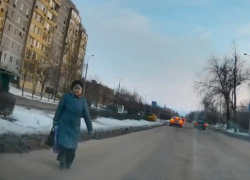Бесстрашная бабушка вышла на проезжую часть и пошла на встречу потоку машин на улице Гагарина