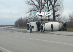 Автобетоносмеситель рухнул на бок и перегородил проезд под Волгодонском