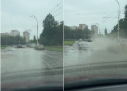 «Ливневки не справляются»: проспект Строителей ушел под воду из-за сильного дождя 