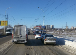 Два ДТП на мосту парализовали движение на проспекте Строителей в утренний час пик