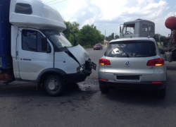 В Волгодонске на Жуковском шоссе столкнулись «Газель» и «Volkswagen Tiguan » 