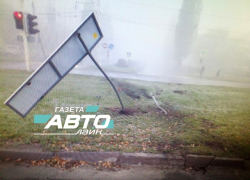 «Приора» пролетела через разделительный газон на Курчатова и снесла дорожный знак