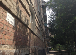 Волгодонские коммунальщики заботливо предупреждают горожан: «Осторожно, сосульки!»