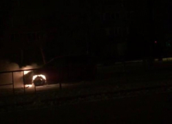 Полыхающую иномарку в центре Волгодонска сняли на видео очевидцы