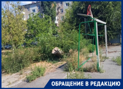 «Опасно для жизни»: жители Пионерской, 179 просят огородить разрушенную детскую площадку