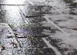 Синоптики и спасатели предупредили волгодонцев о мокром снеге и гололеде на дорогах региона