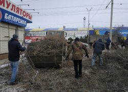 После ледяного дождя с улиц Волгодонска вывезли более тысячи кубометров мусора