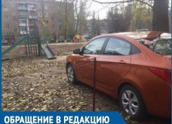 Дети не могут попасть на игровую площадку из-за ограждения несанкционированной парковки, - волгодонец