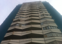 Жители волгодонской 16-этажки больше недели жили рядом с разложившимся трупом