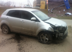 В Волгодонске «Санг Йонг» снес два дорожных знака и слетел с проезжей части