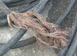 В Волгодонске двое злоумышленников вырезали телефонный кабель в подземном коллекторе 