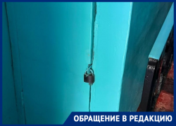 «Ужасная вонь!»: жители дома на Курчатова несколько лет задыхаются из-за невыносимого запаха в подъезде