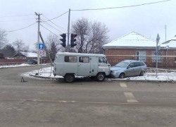 В старом городе «Шевроле» врезался в УАЗ «Буханка»