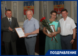 Отдали медицине Волгодонска более 40 лет: в администрации чествовали юбиляров Виктора Дорохова и Галину Антропову