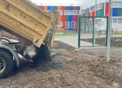 Путь к «Голубым дорожкам» больше не через болото: дорожку отсыпали асфальтограннуллянтом