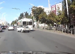 Нелепая авария с участием ВАЗа и троллейбуса в Волгодонске попала на видео 