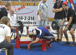 Хрупкая волгодончанка стала чемпионкой мира по пауэрлифтингу, подняв вес, превышающий больше чем в два раза ее собственный
