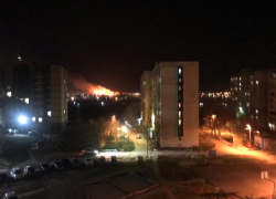 Огненное пламя высотой в несколько метров охватило Красный Яр