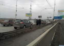 Тройное ДТП на путепроводе осложнило движение