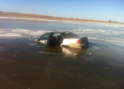 В Волгодонске пьяная компания на машине провалилась под лед в районе набережной