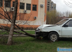 Около АТС столкнулись два автомобиля