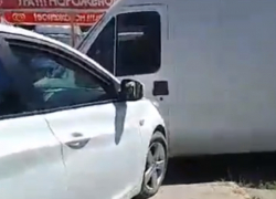Перепутал педали: водитель иномарки въехал в припаркованный грузовик в Волгодонске