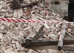 При разборе аварийного здания плита насмерть придавила рабочего, еще один человек в реанимации