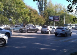 Сразу две аварии произошли в старой части Волгодонска и спровоцировали затор на дороге