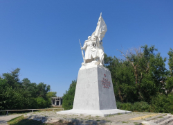 В Цимлянске с известного памятника сбили профиль Сталина