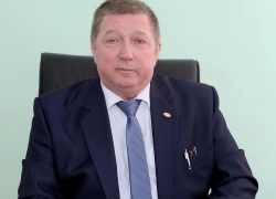 Жена «завхоза» Сергея Вислоушкина получает в 3 раза больше него, имеет трактор и экскаватор 