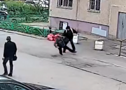 Напал на женщину и разгромил автомобиль: агрессивный вандал складывает мусор у подъезда на 30 лет Победы 