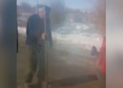 Водитель большегруза не смог подняться на скользкий ж/д переезд в Красном Яру и решил сам отбить лопатой лед 