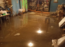 В Волгодонске устраняют последствия затопления подвала канализационными стоками в многоквартирном доме