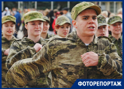 В военной форме под патриотические песни молодежь Волгодонска прошагала по площади Победы