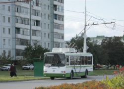 Водителей автобусов и троллейбусов, не объявляющих остановки, наказали рублем