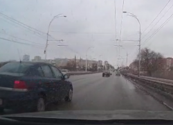 «Прижал к отбойнику»: что было за секунды до ДТП на мосту в Волгодонске 