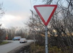 Два друга украли дорожный знак «Уступи дорогу» В Цимлянске