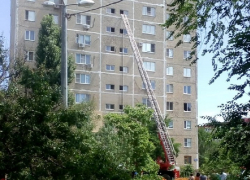 «Люди, спасите»: в Волгодонске повалил черный дым из дома на Гагарина