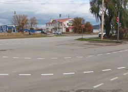 Езда по полосам: дорожники нанесли разметку на оживленных  автомобильных перекрестках Волгодонска