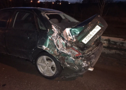 На мосту в припаркованный «Ауди» на скорости врезался автобус   