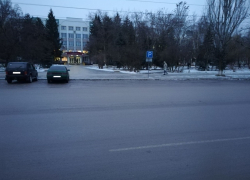 В Волгодонске возле МИФИ двух молодых женщин сбил водитель ВАЗа 