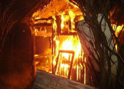 Пять человек более получаса тушили горящую дачу в Волгодонске